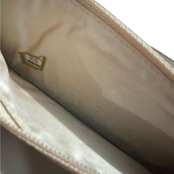 Chanel leather camellia clutch with golden camellia - Picture 12 of 15